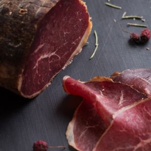 Goveji pršut (bresaola) Mesarija Kragelj (0,8kg)