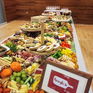 Narezek na meter (grazing table) za 50 oseb